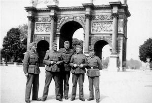 German soldiers before Arc du Carrousel 1940.jpg