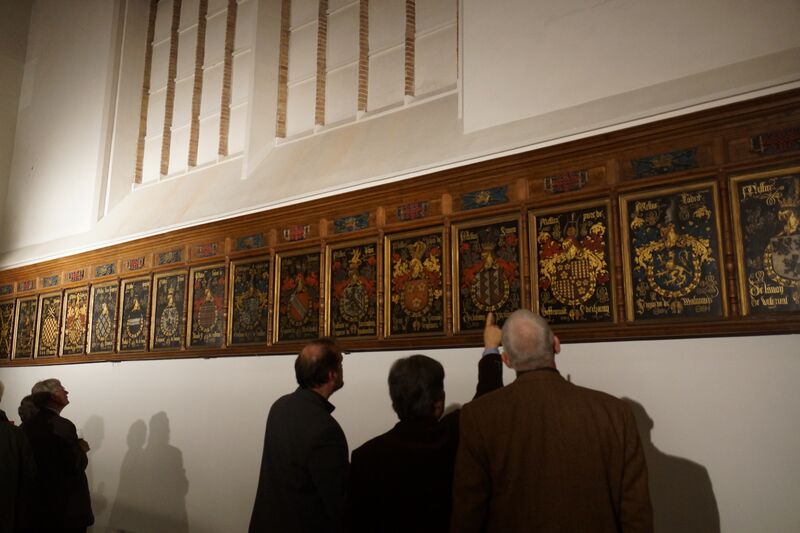 Bestand:Gerestaureerde zestiende-eeuwse wapenborden Gulden Vlies Grote Kerk in Den Haag.jpg