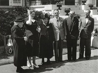 Foto uit circa 1950: Het Oranje comité op bezoek bij Soestdijk: veearts van der Werf is de tweede van rechts.