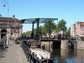 Slagbomen bij een ophaalbrug (Scharrebiersluis, Amsterdam)