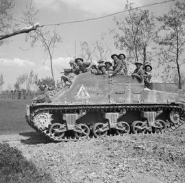 Een M7 Priest Kangaroo van de 209e gemechaniseerde artillerie-eenheid, Royal Artillery, in de buurt van Conselice (Italië), 13 april 1945