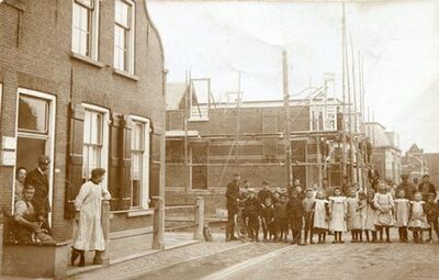 Foto uit circa 1930: Het huis van veearts Geert van der Werf aan de Prins Hendrikstraat 15 is in aanbouw en staat in de steigers.