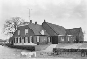 Objectnummer: 101.319 Luiten Ambachtstraat 2 Raamsdonk, gemaakt door G.J. Dukker (zondag 10 oktober 1965)
