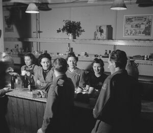 A good time in the canteen. Wives of Dutch officers and men help in the canteen , Bestanddeelnr 934-9415.jpg