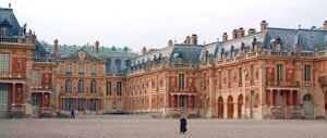 Chateau-de-versailles-cour.jpg