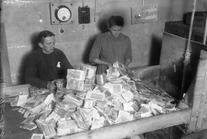 Bundesarchiv Bild 102-00238, Vernichtung von Papiergeld.jpg
