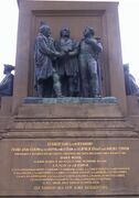 Het driemanschap van 1813 oftewel het Voorlopig Bewind: Gijsbert Karel van Hogendorp, Frans Adam van der Duyn van Maasdam en Leopold van Limburg Stirum op het monument op Plein 1813 te Den Haag