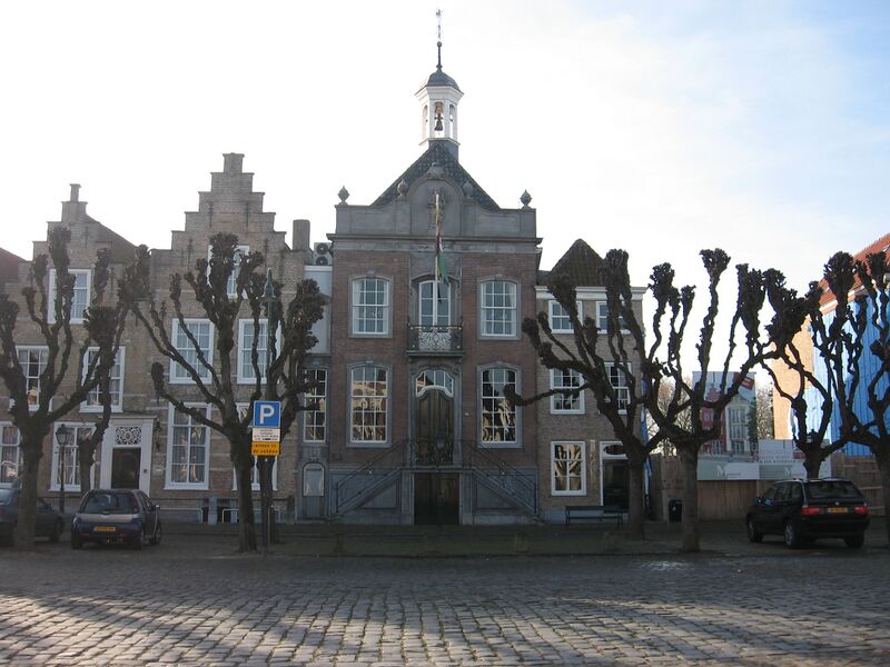 Bestand:Markt - stadhuis - Geertruidenberg.jpg