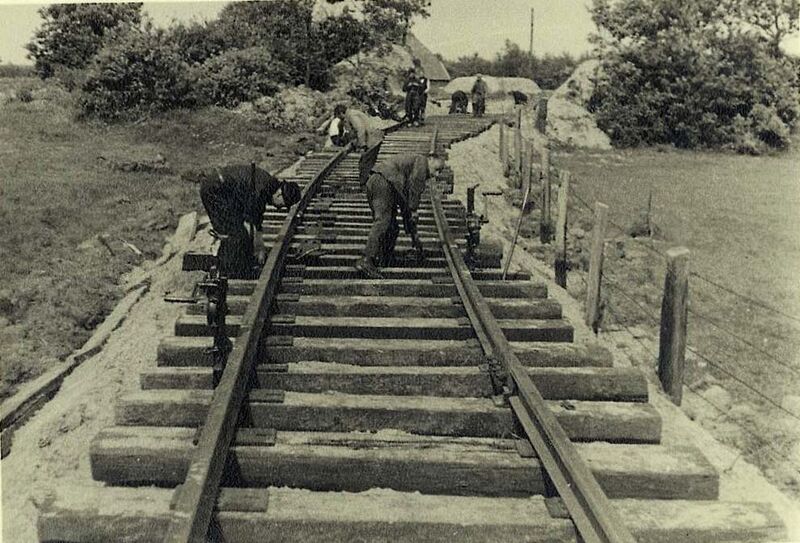 Bestand:Westerbork, Construction of railway tracks leading to the camp.jpg