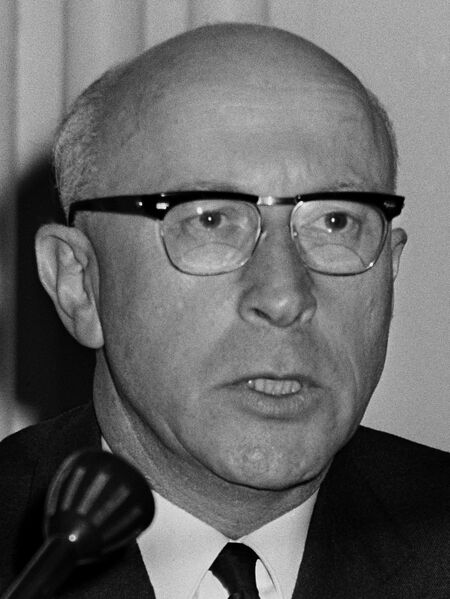 Bestand:Ivo Samkalden 1966(1).jpg