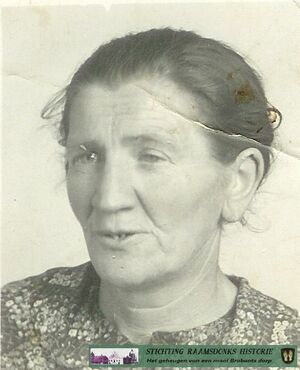 Dina van den Wassenberg - Gommers (Omstreeks 1942)
