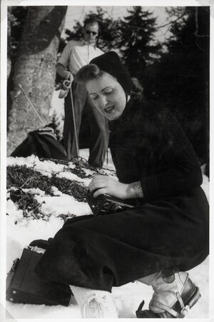 Eva Braun skiing (242-EB-10-06A).jpg