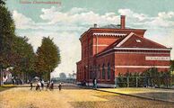 station Geertruidenberg - stationsgebouw (1900) - Hoog middendeel (met gekanteelde borstwering) en twee lage vleugels