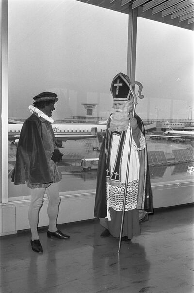 Sint en Piet wachten in 1967 op het vliegtuig naar Canada. Bron - Eric Koch - Anefo via Wikimedia.