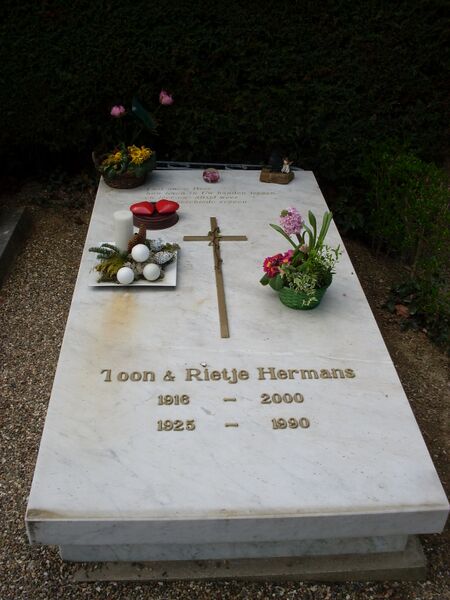 Bestand:Toon Hermans Grave.jpg