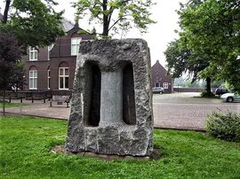 Kunstobject “Rotssteun” - uit 1996 - op het Kerkplein te Raamsdonk (Foto: Terry van Erp)