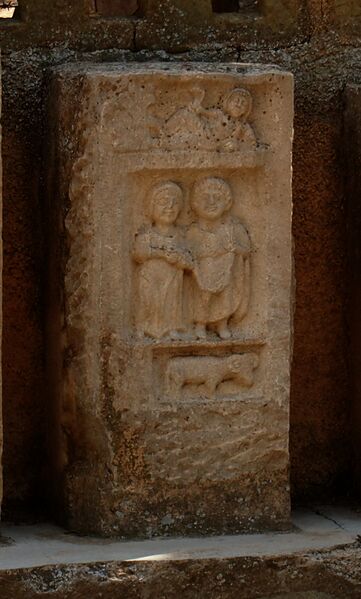 Bestand:Ancient Roman funerary steles in Timgad 11.jpg