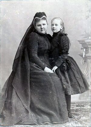Emma en Wilhelmina in 1890, na de dood van koning Willem III.