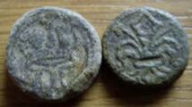 Two English Coin weights, left has AR? below crown, right has Lis. They measure 15mm and 14mm. Both excellent condition. Found in the Norfolk area. GBP 9,45 (EUR 13,82), 19-jan-06, ebay, elkinscoinsandantiquities