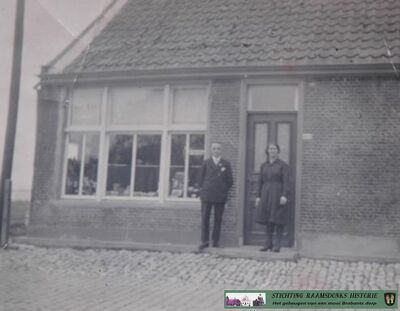 Jan Pauwels en zijn vrouw Nolda Pauwels-Zijlmans in 1934 voor hun winkel in Raamsdonk