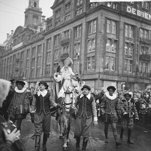 Tijdens de intocht van Sinterklaas in Amsterdam in 1965, werd de Sint geflankeerd door witte Pieten.