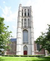 De toren van de Grote of Sint-Catharijnekerk te Brielle, met uitgebouwde traptoren