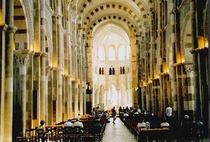 Vezelay Ste-Madeleine Langhaus.jpg