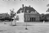 Een bijgebouw van Huis ten Bosch in 1963, een van de twee Pieter Posthuizen en toenmalig woonhuis van Piet de Jong en zijn gezin. (Rijksdienst voor het cultureel erfgoed)