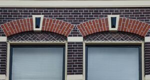 Kleiwegstraat 28 in Gouda. Twee ontlastingsbogen met sluitsteen.jpg