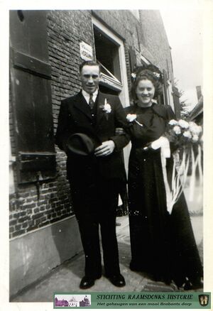 Bart Kanters en Fien Damen voor het café van Aantje van Strien aan de Schansstraat 7 omstreeks 1947