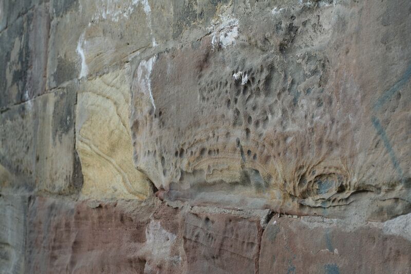 Bestand:Sandstone alveolization - Strasbourg.jpg