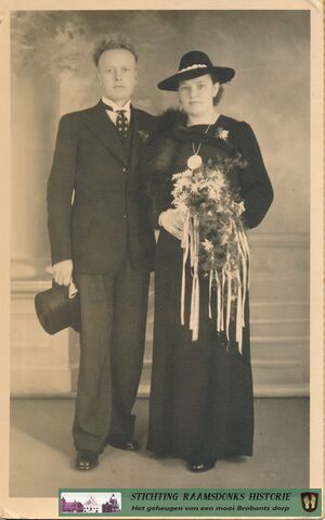 Sem Oome & Siska Scheepers trouwfoto 14 november 1945 te Maarheeze