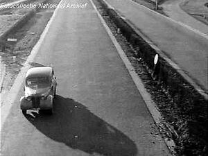 Op deze foto gemaakt op 17 januari 1946 het verkeer in beeld. Op de foto is duidelijk zichtbaar dat deze weg bij haar opening is voorzien van kattenogen als markering tussen de beide rijstroken. Voor WOII was enkel de snelweg Amsterdam-Leiden van een dergelijke markering voorzien.