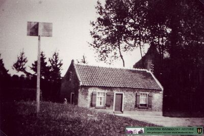 Huisje stond op de hoek Kerklaan - Achterstedijk. Woonde tijdens WO2 de famile de Geus van Bennekom. Later de familie Snijders - Zijlmans. 1948 huisnr. A77