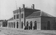 station Geertruidenberg - stationsgebouw (1886) - Hoog middendeel (met gekanteelde borstwering) en twee lage vleugels