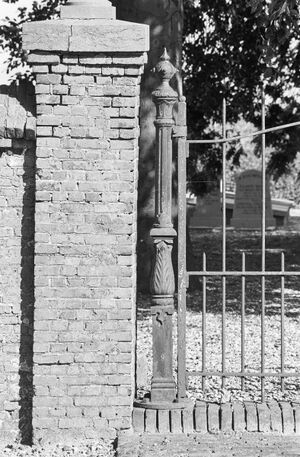 Lambertuskerk raamsdonk exterieur detail van toegangshek 20304346.jpg