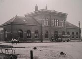 station Geertruidenberg-Raamsdonksveer - stationsgebouw (1930) - Hoog middendeel (met gekanteelde borstwering) en twee lage vleugels Bron: https://langstraatspoorlijn.nl Langstraatspoorlijn.nl] Eli Maas