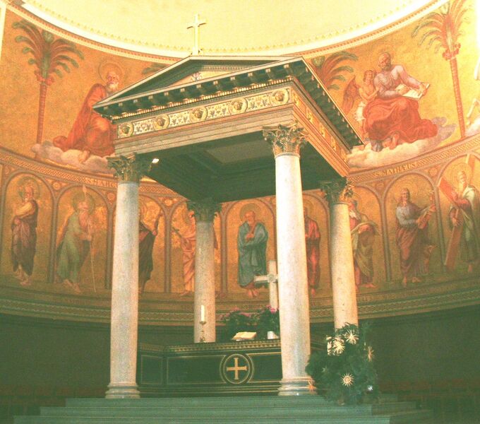 Bestand:Apsis mit Altarziborium.jpg