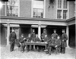 Groepsfoto van het personeel van de Militaire Strafgevangenis in het voormalige Pesthuis te Leiden, 1880