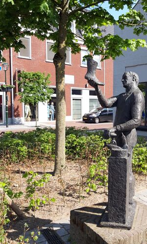 Langstraat - Kaatsheuvel - Meester Schoenmaker Monument.jpg