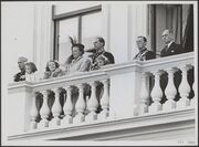 Intocht van koningin Juliana in Den Haag, koninklijke familie op het balkon van Paleis Noordeinde tijdens het defilé, 18 september 1948 (Nationaal Archief)
