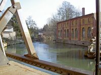 Watervaste plint bij Maalderij Malzfeldt in Sarstedt, aan de rivier de Innerste