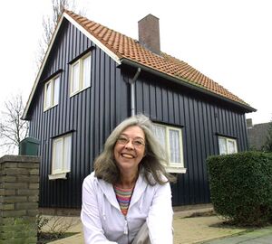 Schrijfster-voor-Noorse-noodwoning-Raamsdonksveer-2009.jpg