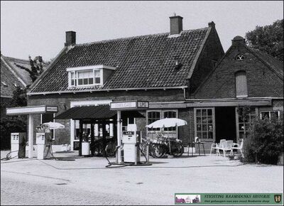 De voormalige hoefsmederij / tankstation aan de Luiten Ambachtstraat in Raamsdonk. © Wies van Leeuwen, collectie BHIC