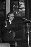Minister van Onderwijs en Wetenschappen Isaäc Diepenhorst tijdens een bezoek aan de Vrije Universiteit Amsterdam op 15 oktober 1965