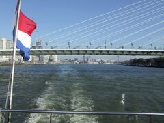 Nieuwe Maas in Rotterdam; op de voorgrond de Erasmusbrug, op de achtergrond de Willemsbrug