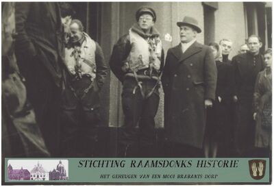 Prins Bernard, Gerben Sonderman (vliegenier) en Burgemeester Prinssen op het bordes van het gemeentehuis, 10 februari 1953.