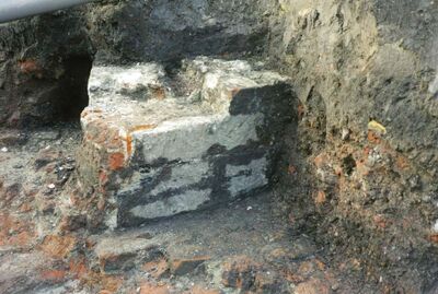 Afb. 13. Opgang van de torentrap (wendelsteen) in natuur- en rode baksteen. Foto auteur.