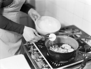 Nell Langlais bakt appelbeignets in een pan met olie, Bestanddeelnr 189-1084.jpg