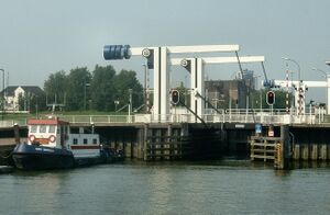 Ophaalbruggen over delflandsluis Vlaardingen.jpg